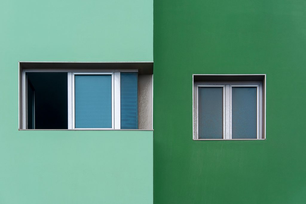 Dos fachadas que representan como aislar las ventanas del frio