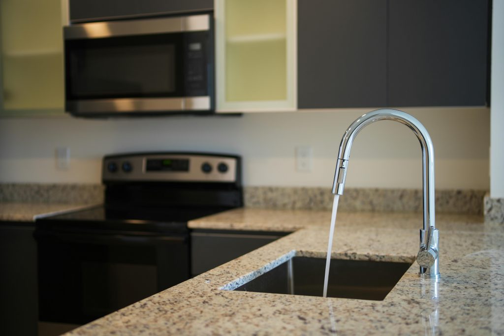 Grifo en una cocina que representa el consumo medio de agua en Espa&ntilde;a