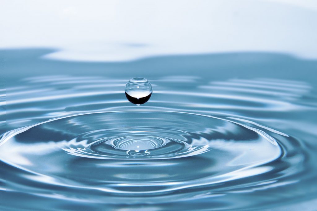gota cayendo de una valvula reguladora de agua